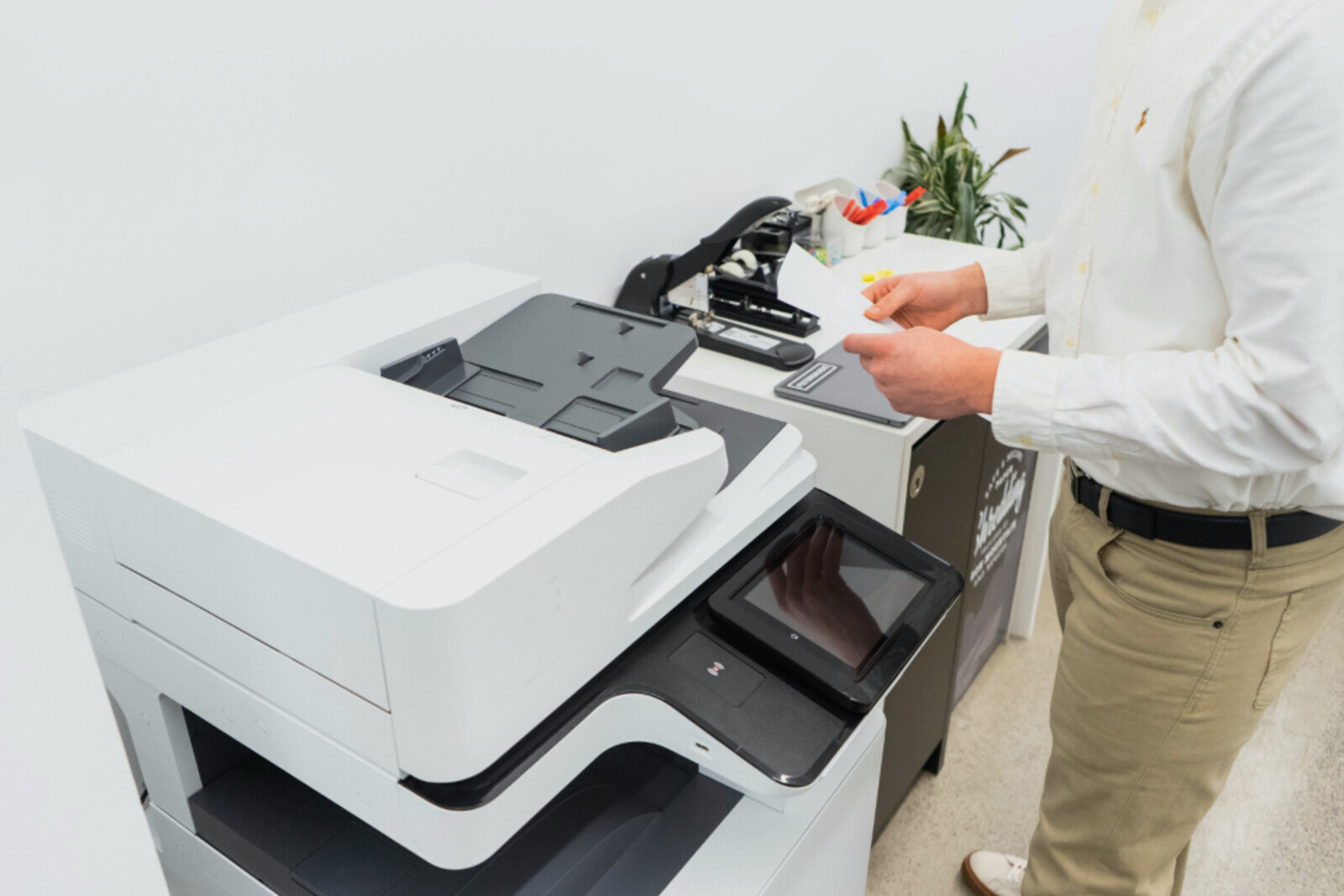 Handen halen een uitdraai uit de printer op kantoor