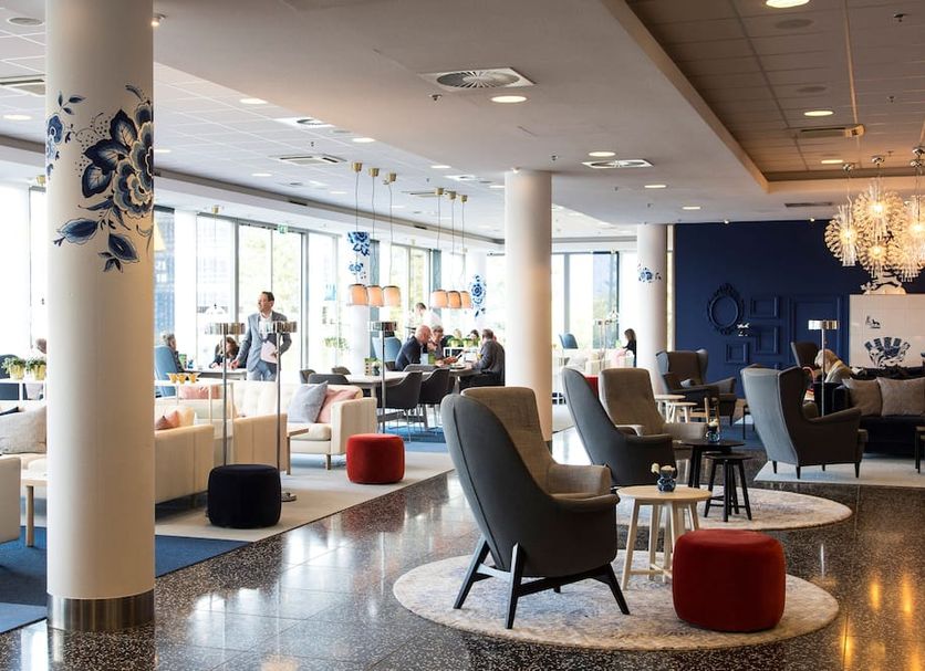 Lobby van WestCord Hotel Delft met comfortabele zithoekjes